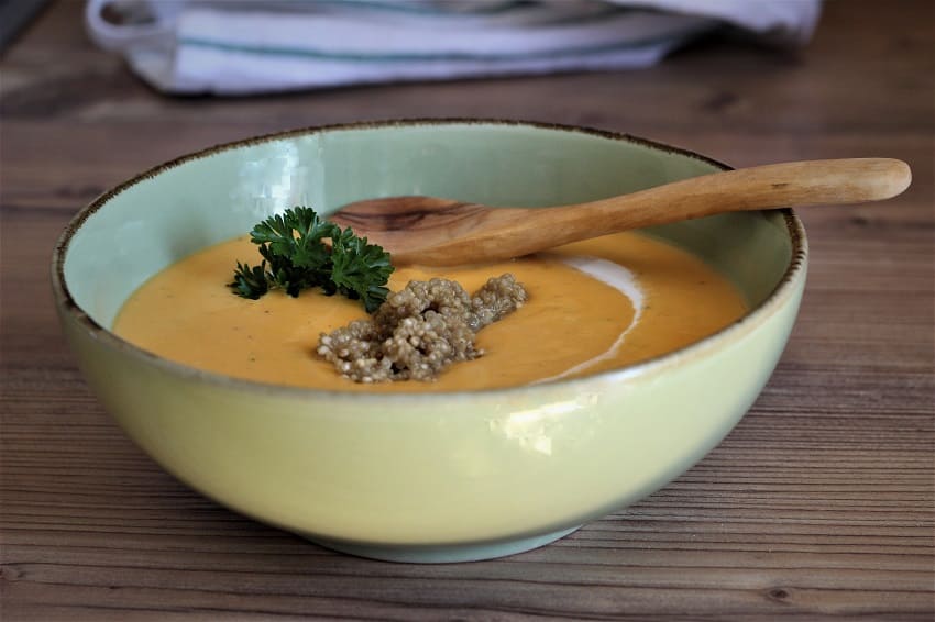Suppe mit Süßkartoffeln, Kokosmilch und Quinoa